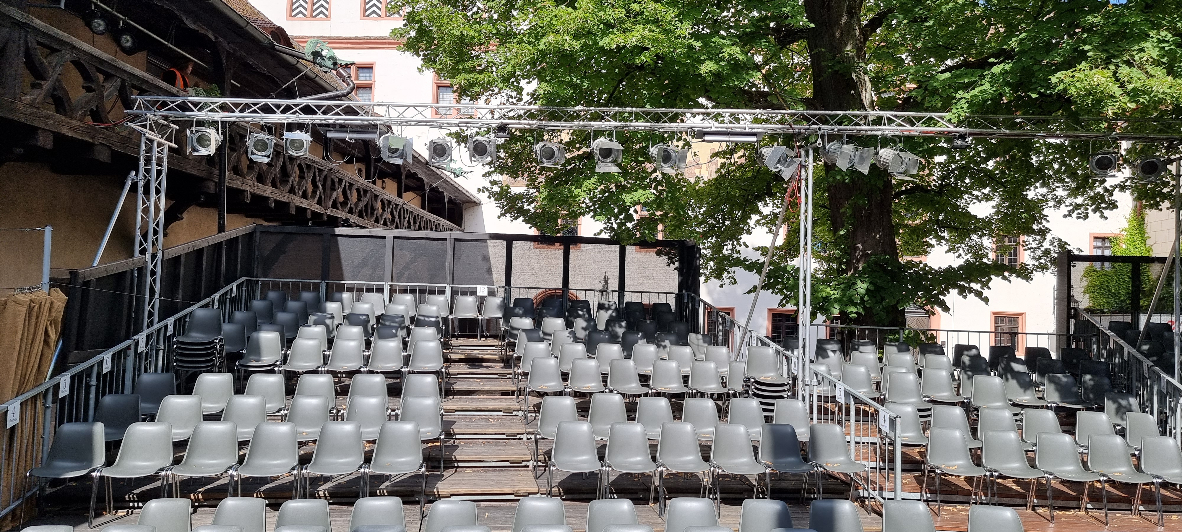 Bühnenaufbau mit Traversen und PA für Orchesterveranstaltung im Schloss Ratibor Roth