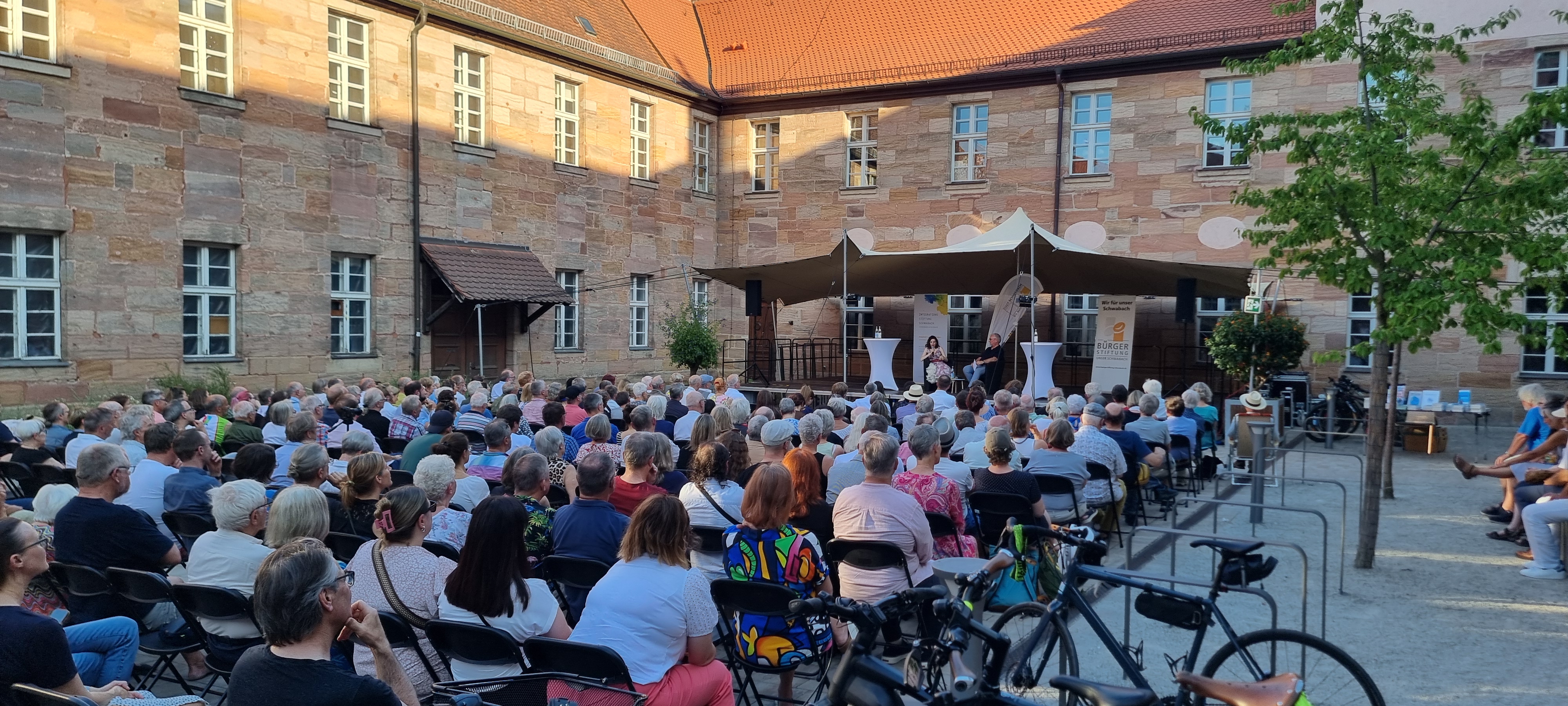 Bürgerstiftung Schwabach 2025 im Innenhof des Gymnasiums