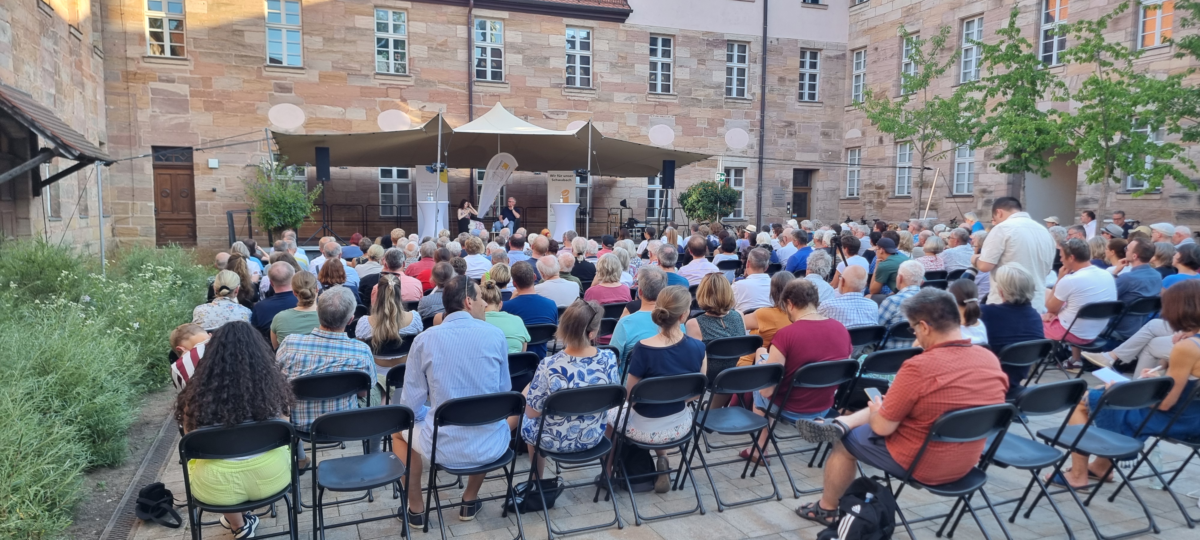 Volles Publikum bei der Bürgerstiftungs-Veranstaltung in Schwabach