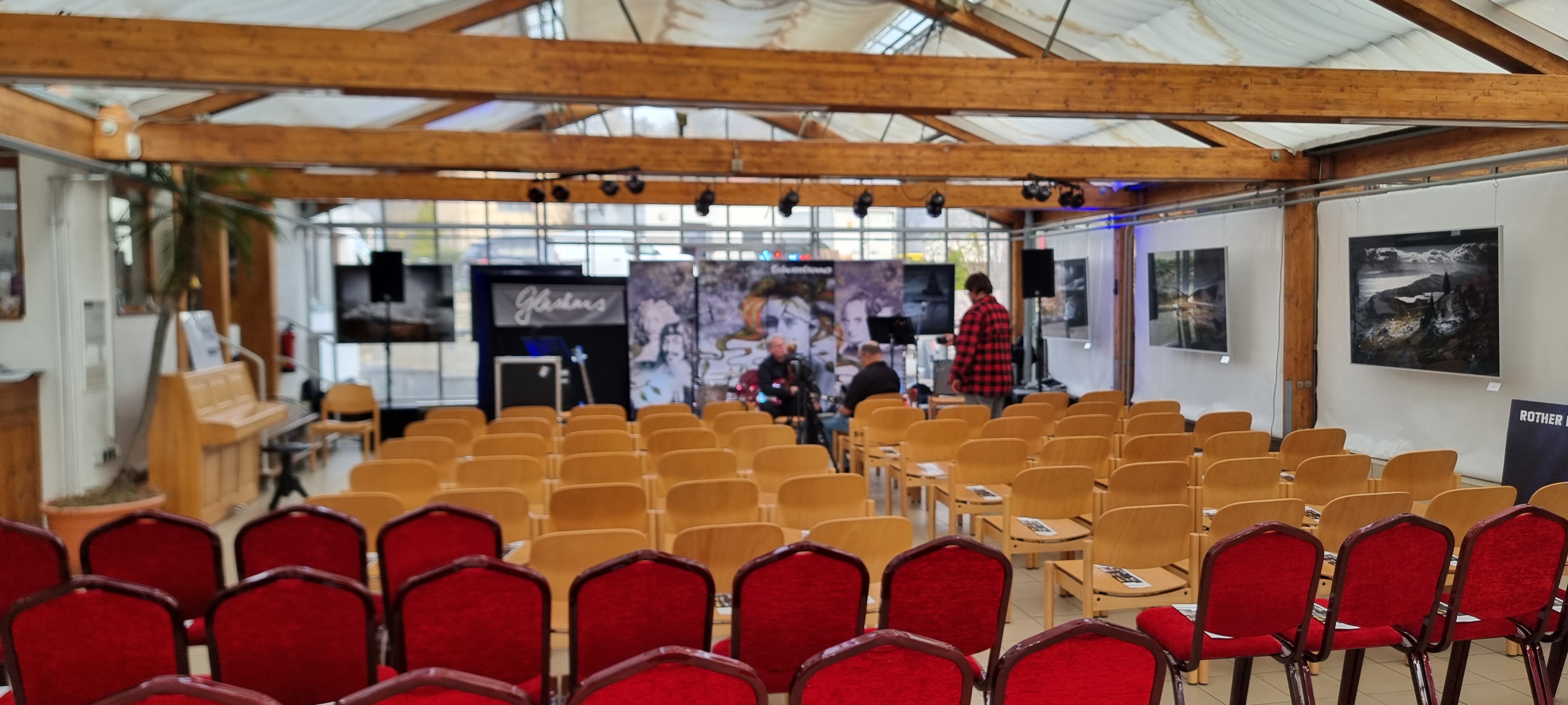 Konzertaufbau im Glashaus Roth – Bestuhlung und Bühne
