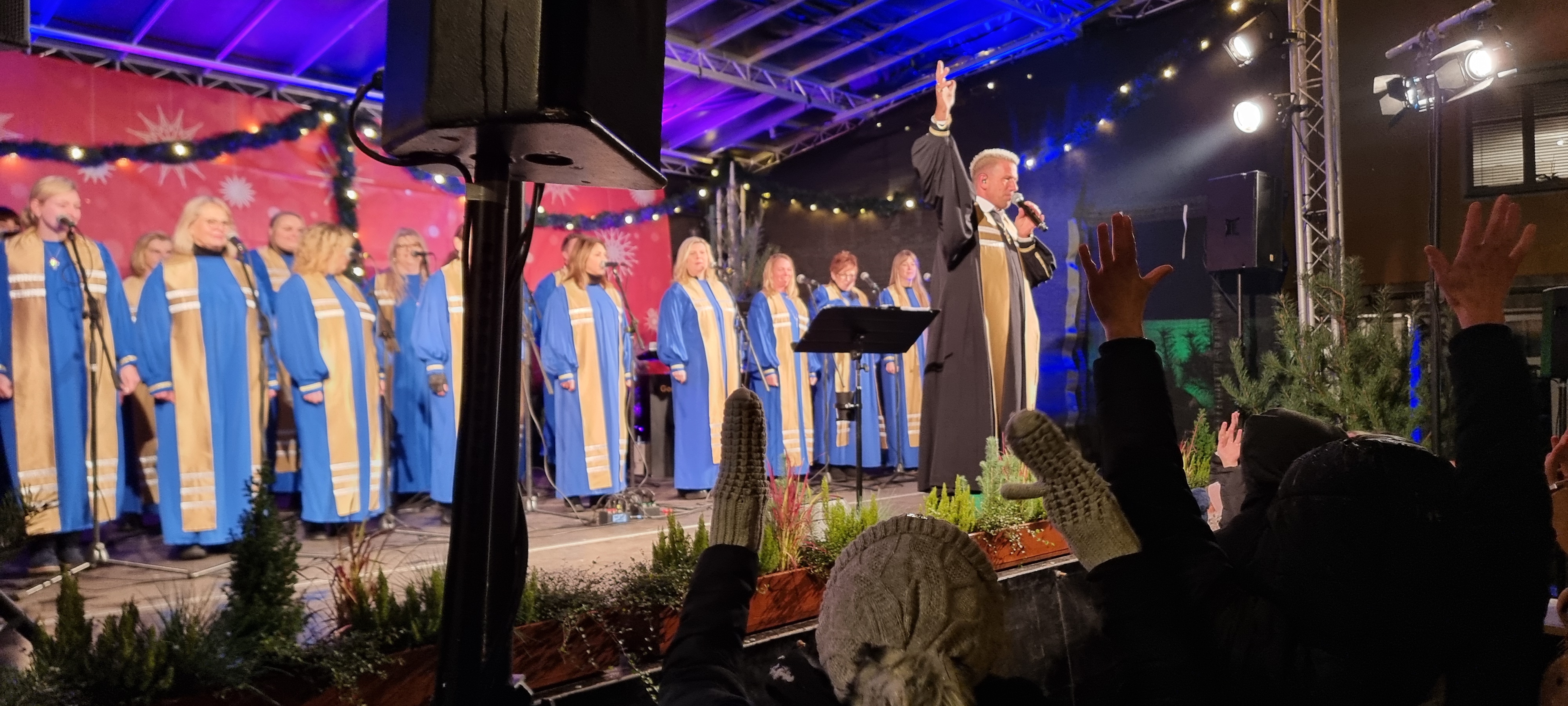 Gospelchor am Rother Weihnachtsmarkt mit Bühnenbeleuchtung