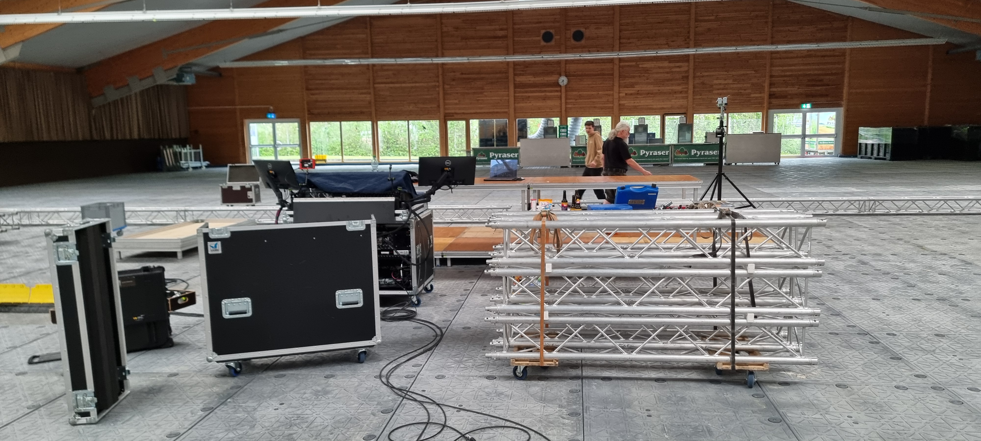 Großaufbau mit Flight Cases und Traversensystem in einer Veranstaltungshalle
