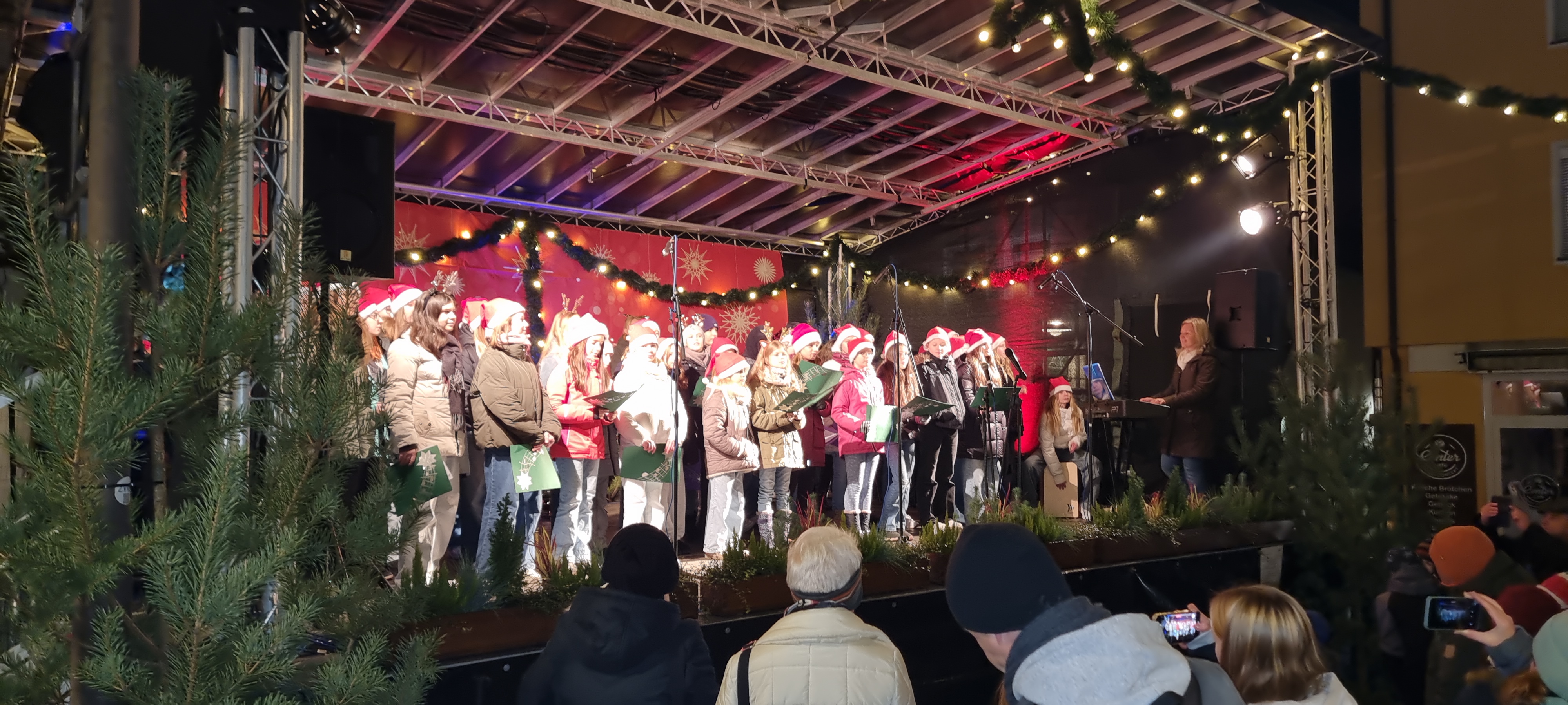 Kinderchor auf der Bühne am Weihnachtsmarkt