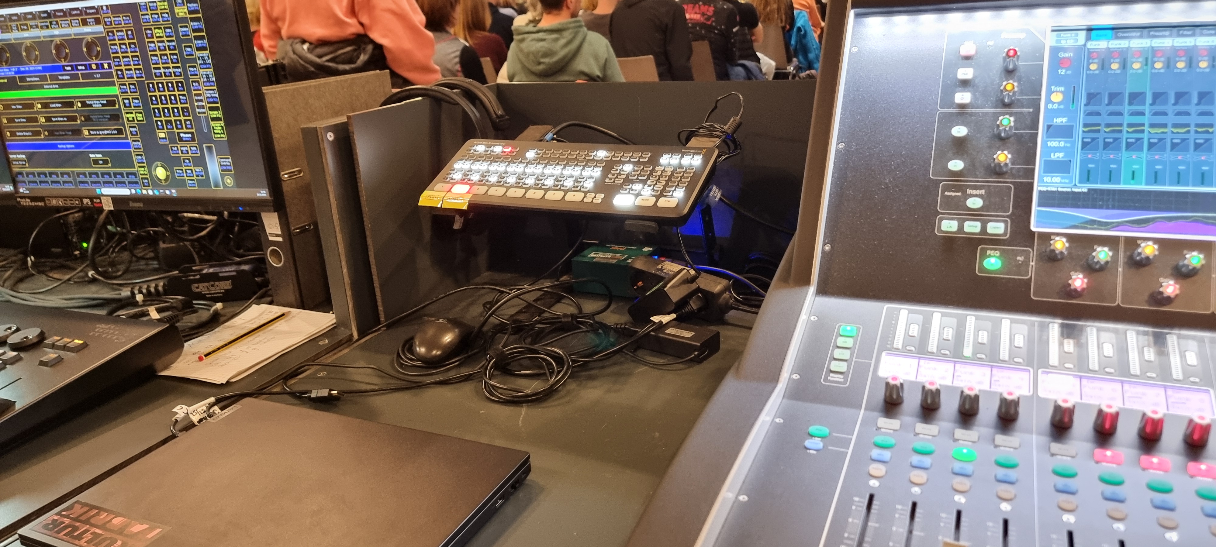 Licht- und Tontechnik-Setup nebeneinander im Konzertbetrieb