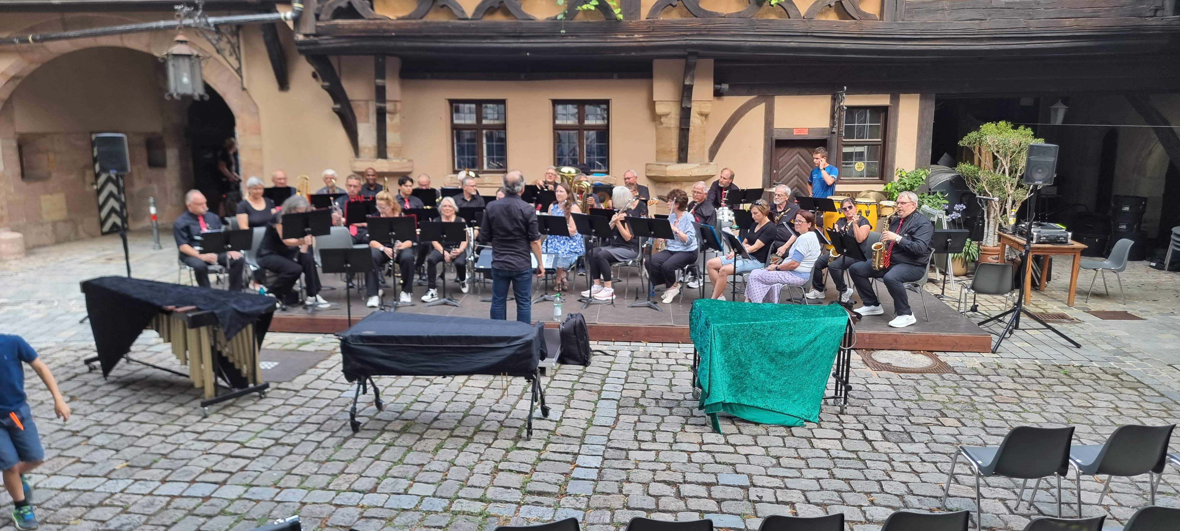 Stadtorchester Roth bei der Probe im historischen Innenhof