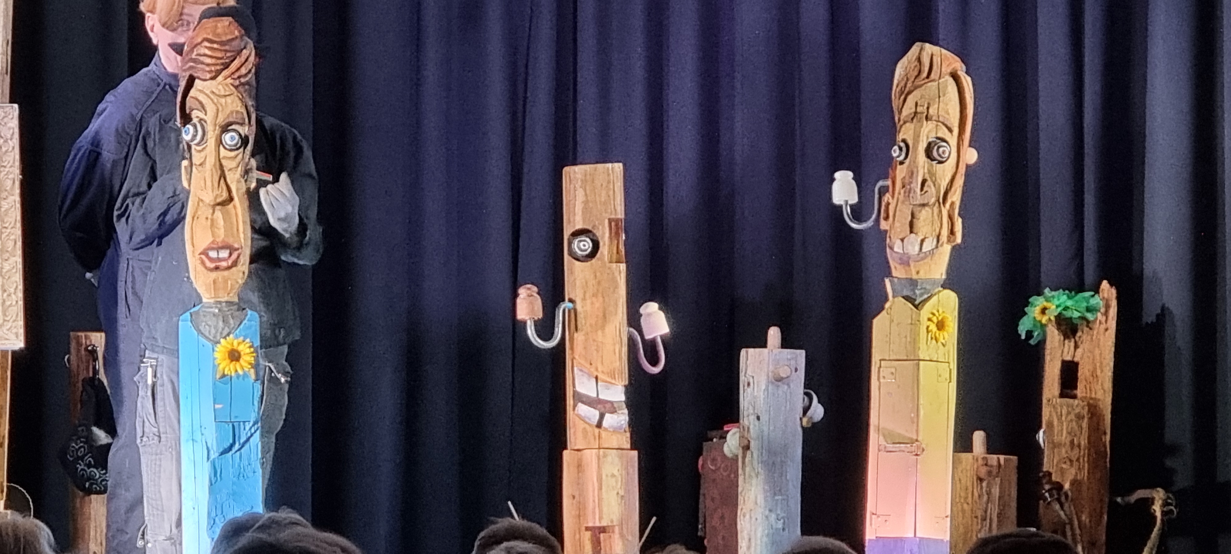 Theater-Aufführung mit Holzpuppen auf der Bühne